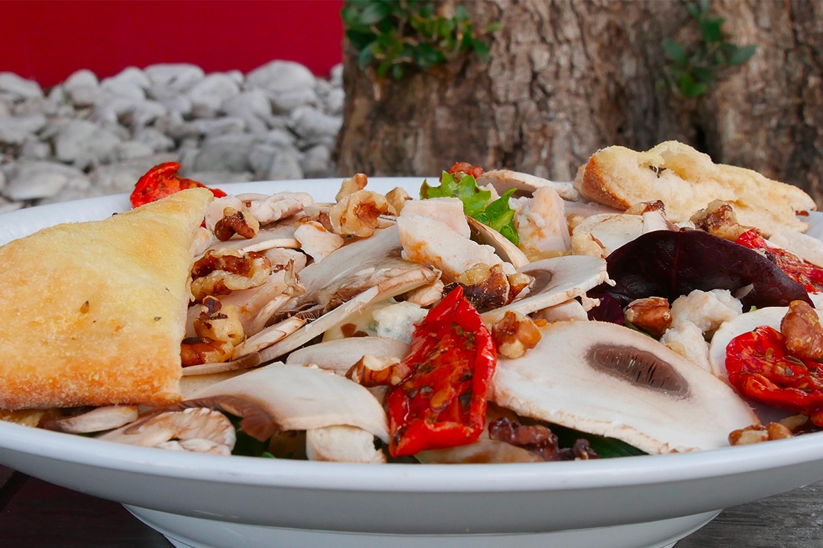 Salade Campagna généreuse servie chez Fabioli