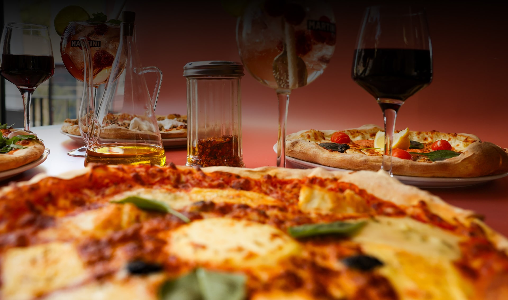 Pizza romaine fine et croustillante préparée chez Fabioli