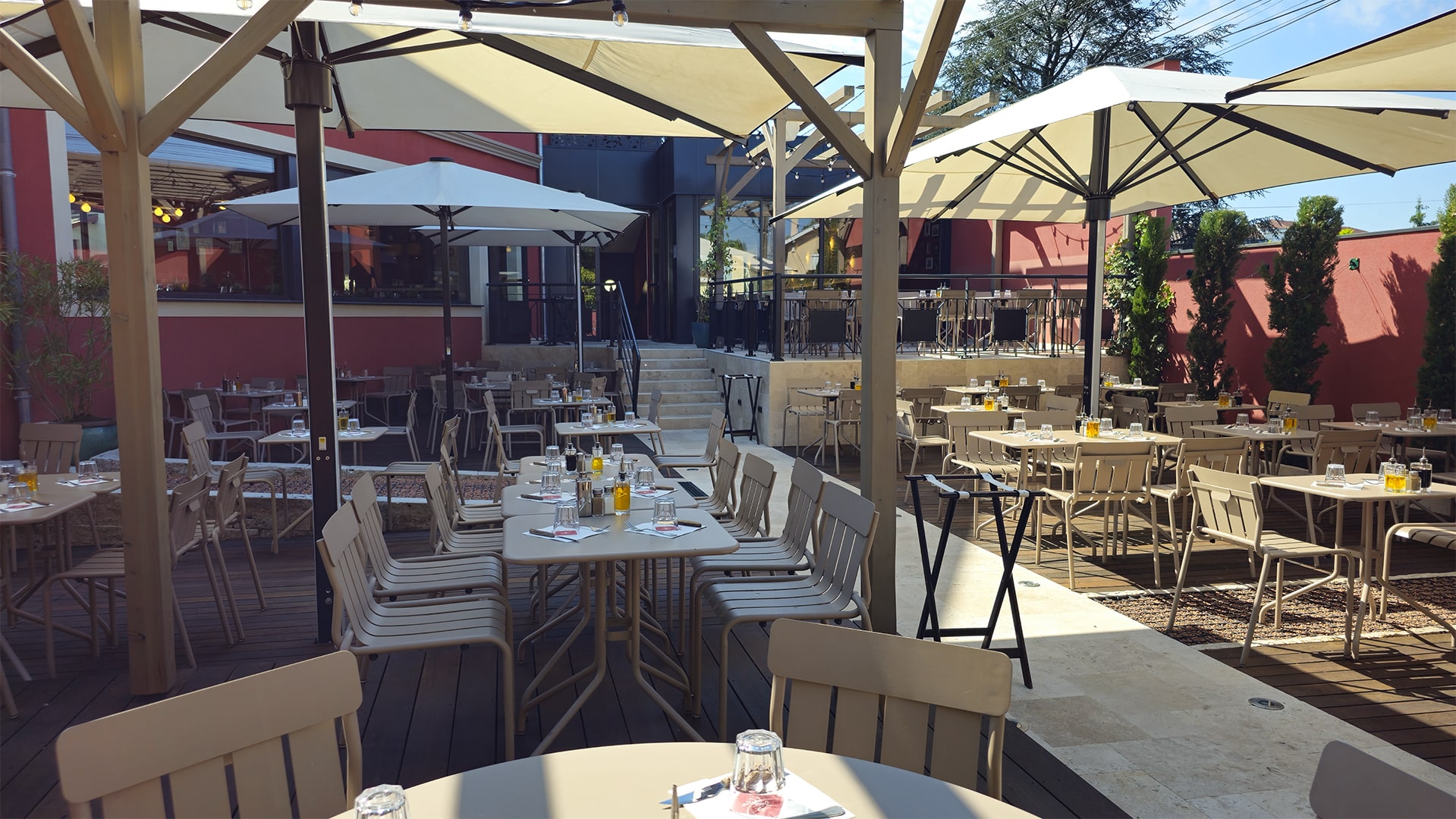 Terrasse ensoleillée d'un restaurant Fabioli à Fontaines