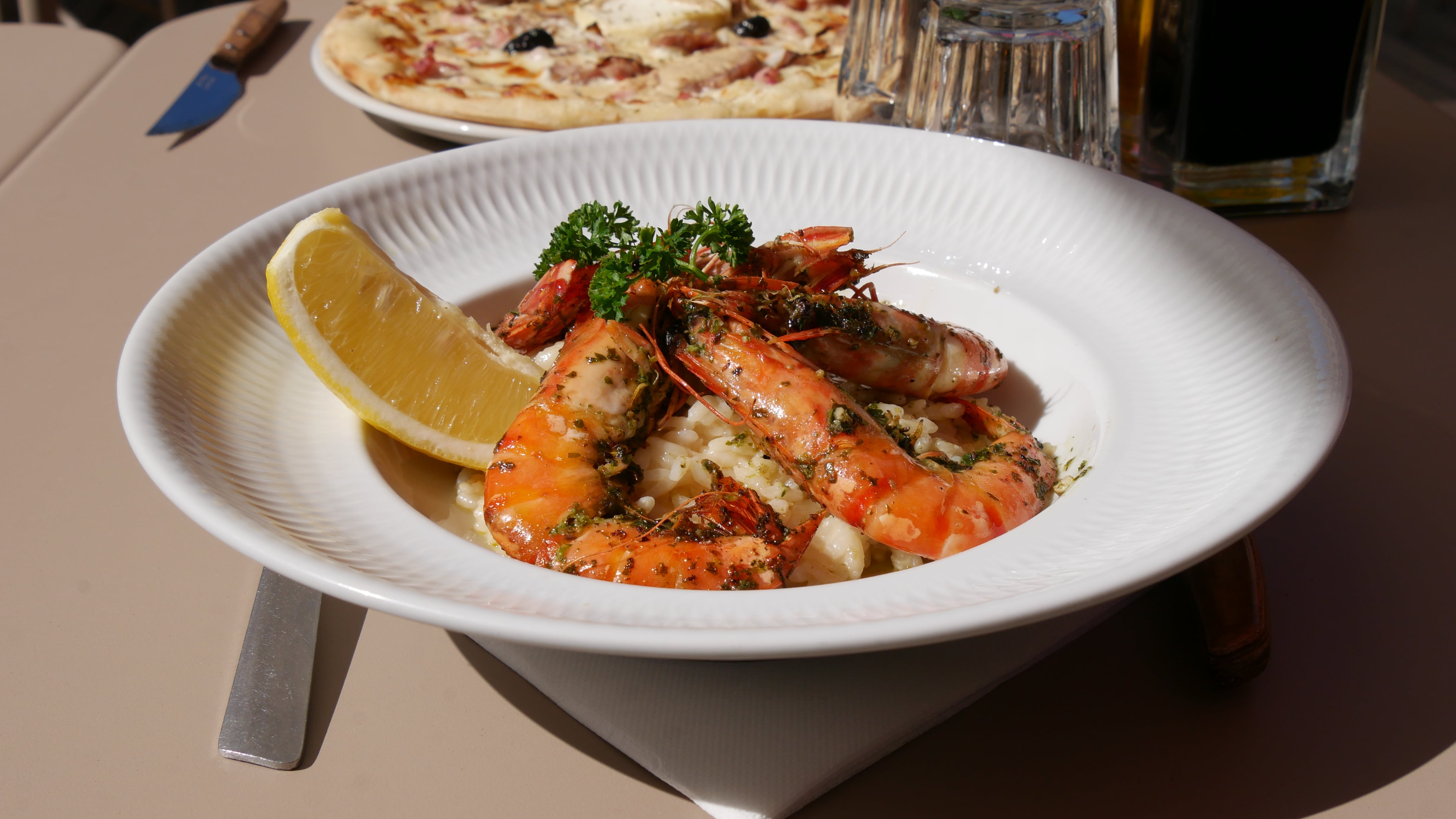 Assiette de risotto crémeux garni de gambas grillées