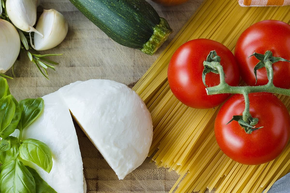 Sauce tomate maison Fabioli dans un bol avec du basilic frais