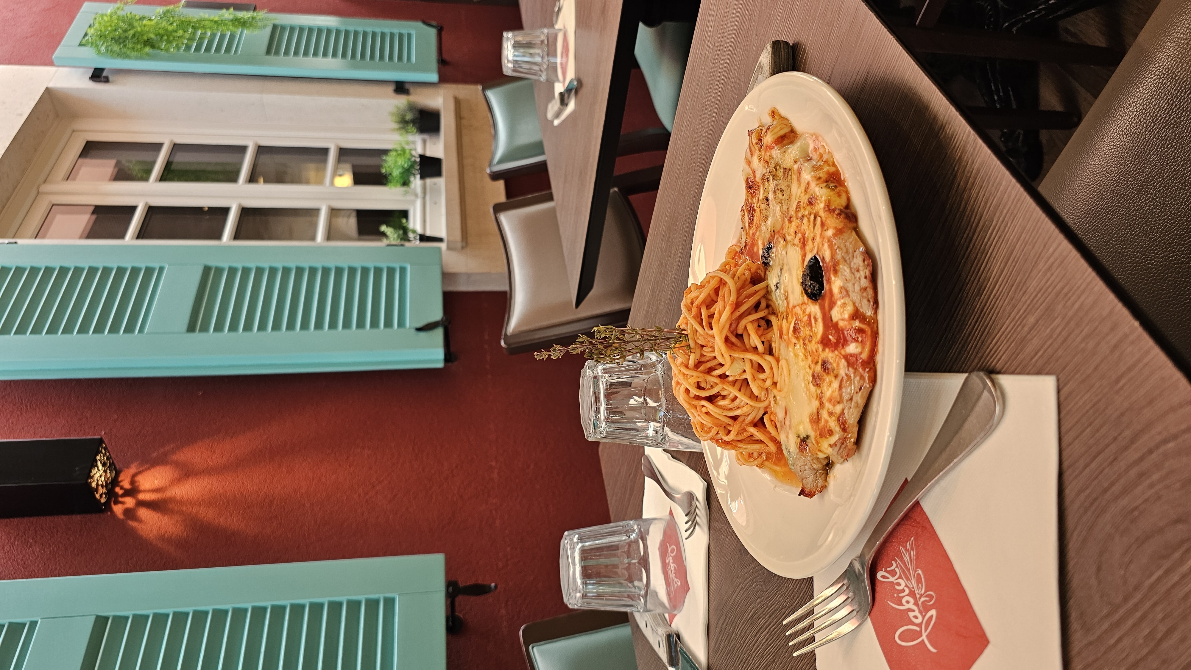Scaloppina alla Romana, escalope de veau gratinée servie avec des spaghetti à la sauce tomate et basilic