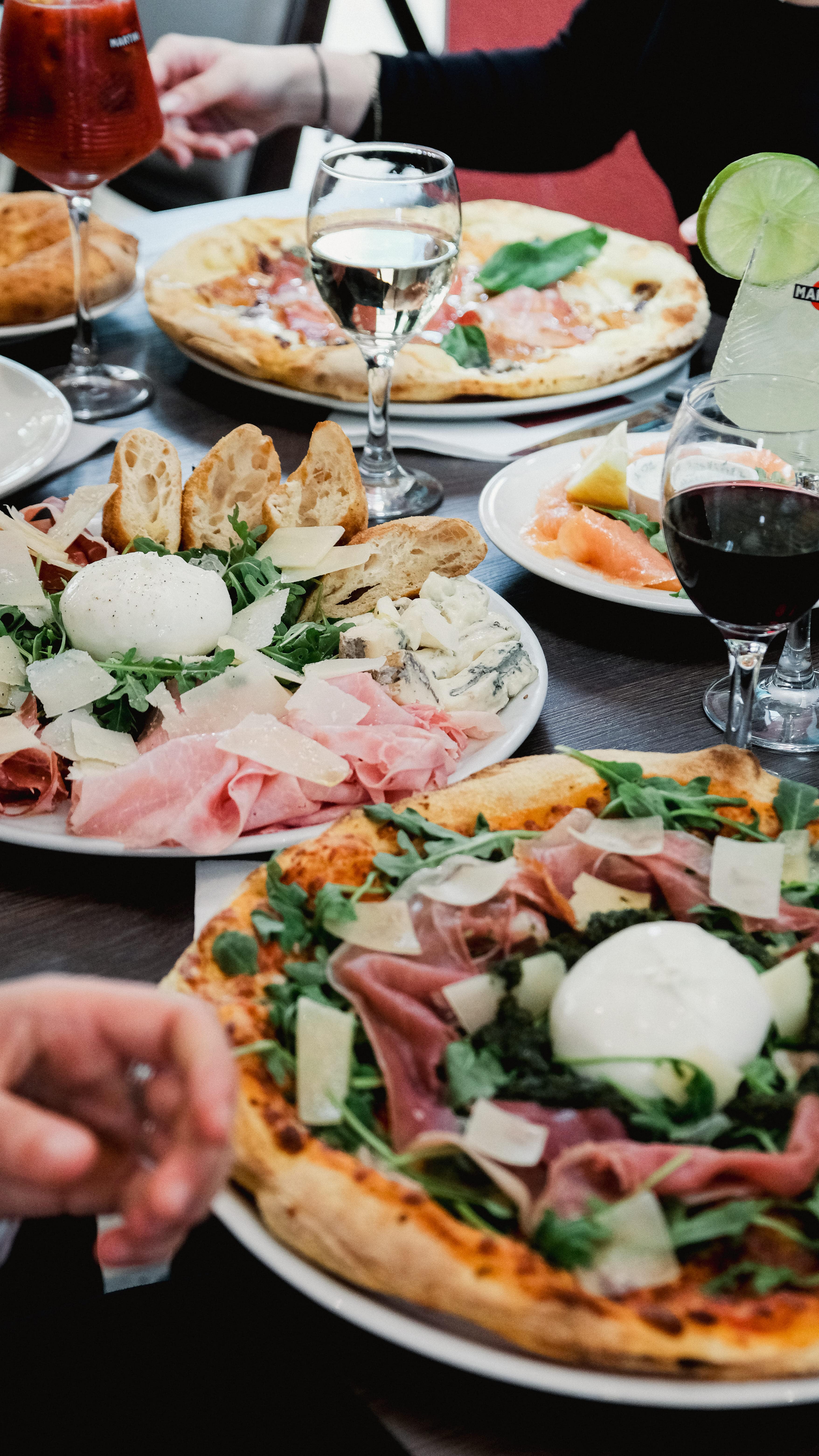 Tablée conviviale chez Fabioli : pizze au jambon cru et burrata, antipasti, spritz et vins