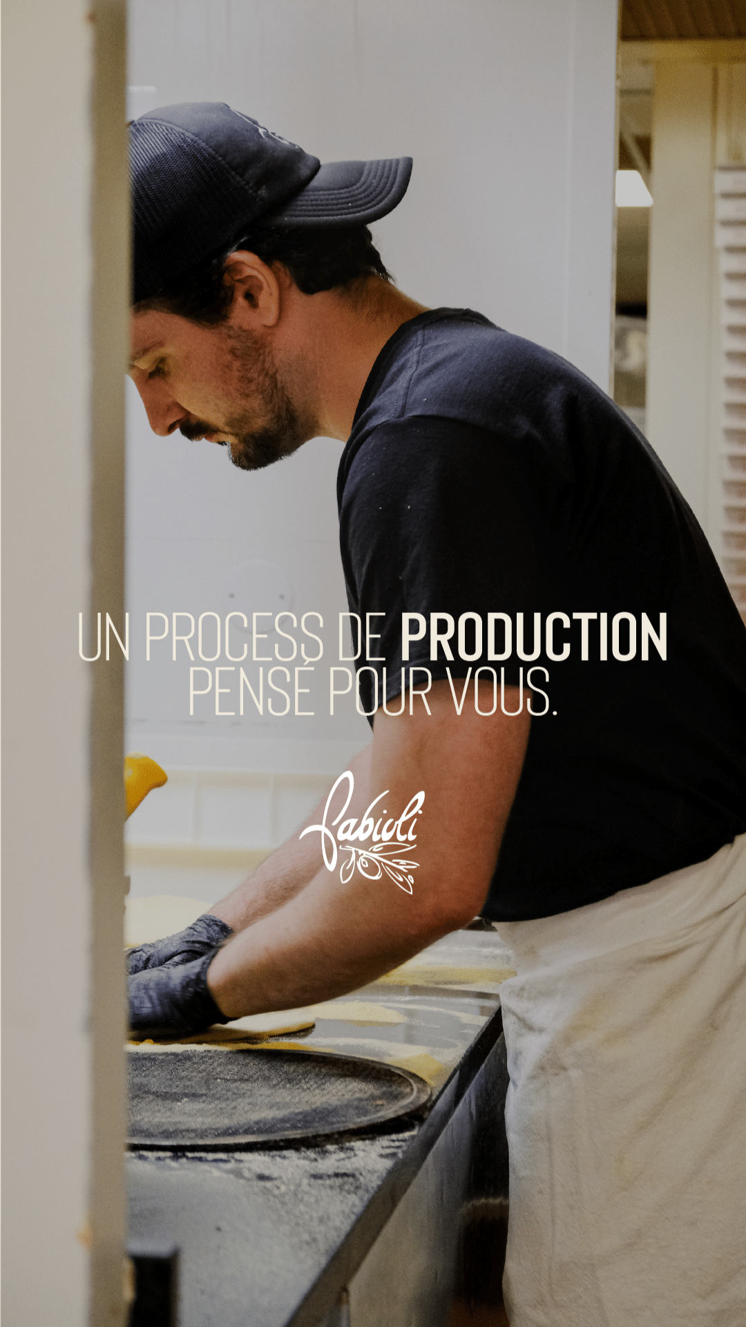 Pizzaïolo étalant la pâte en cuisine, un process de production pensé pour vous
