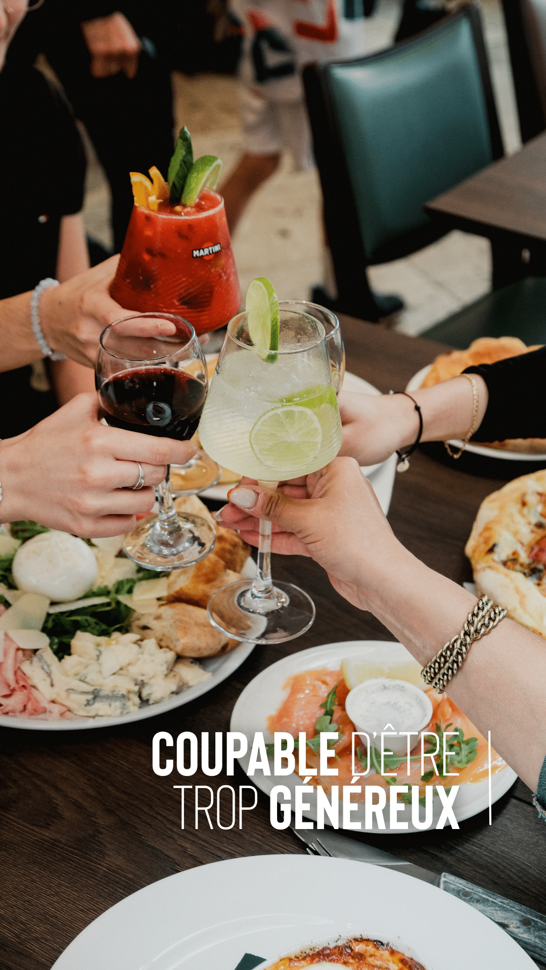 Amis trinquant autour d'une table d'antipasti et de pizzas, coupable d'être trop généreux
